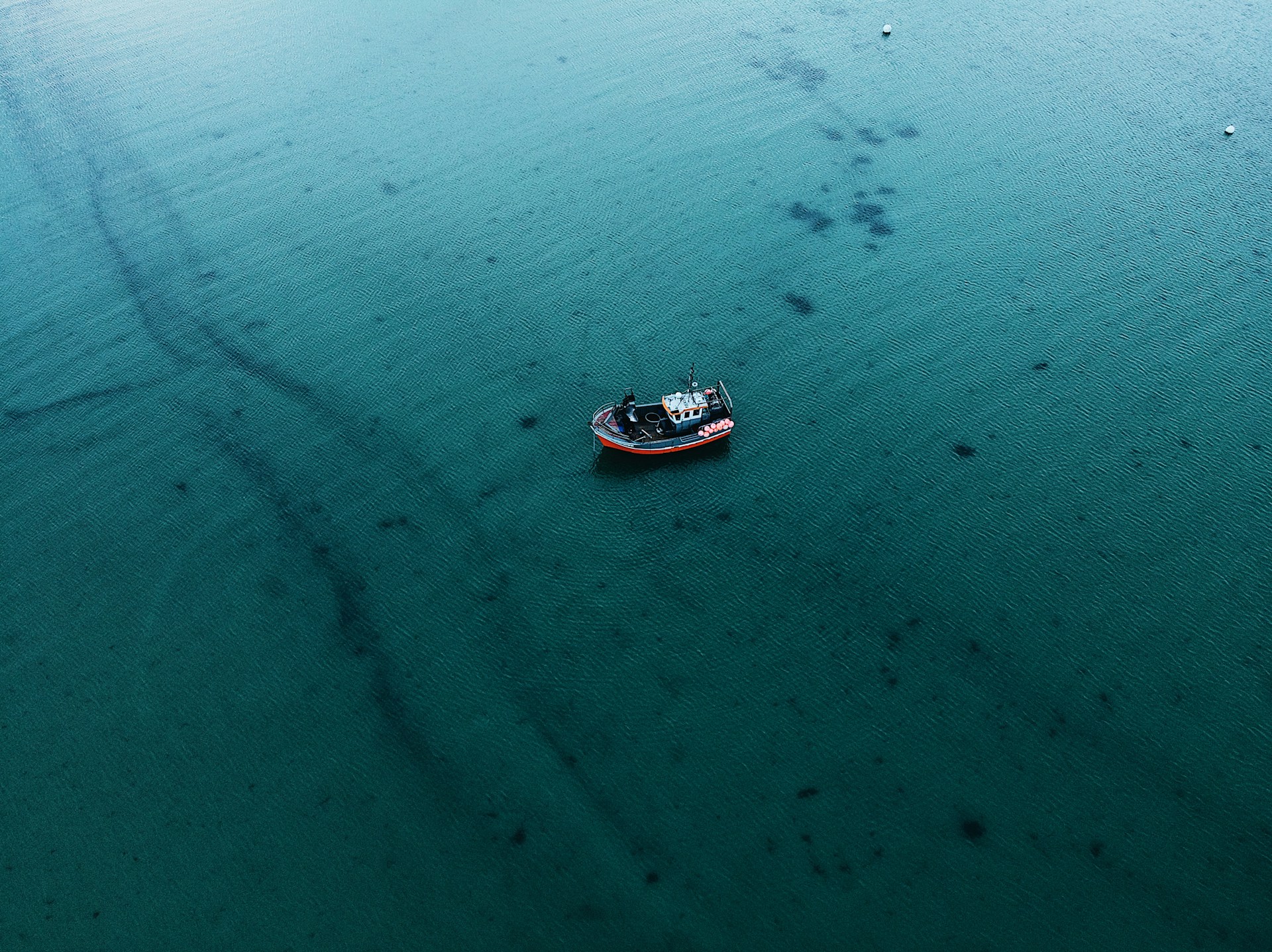 Aerial view o a tugboat and oil spill