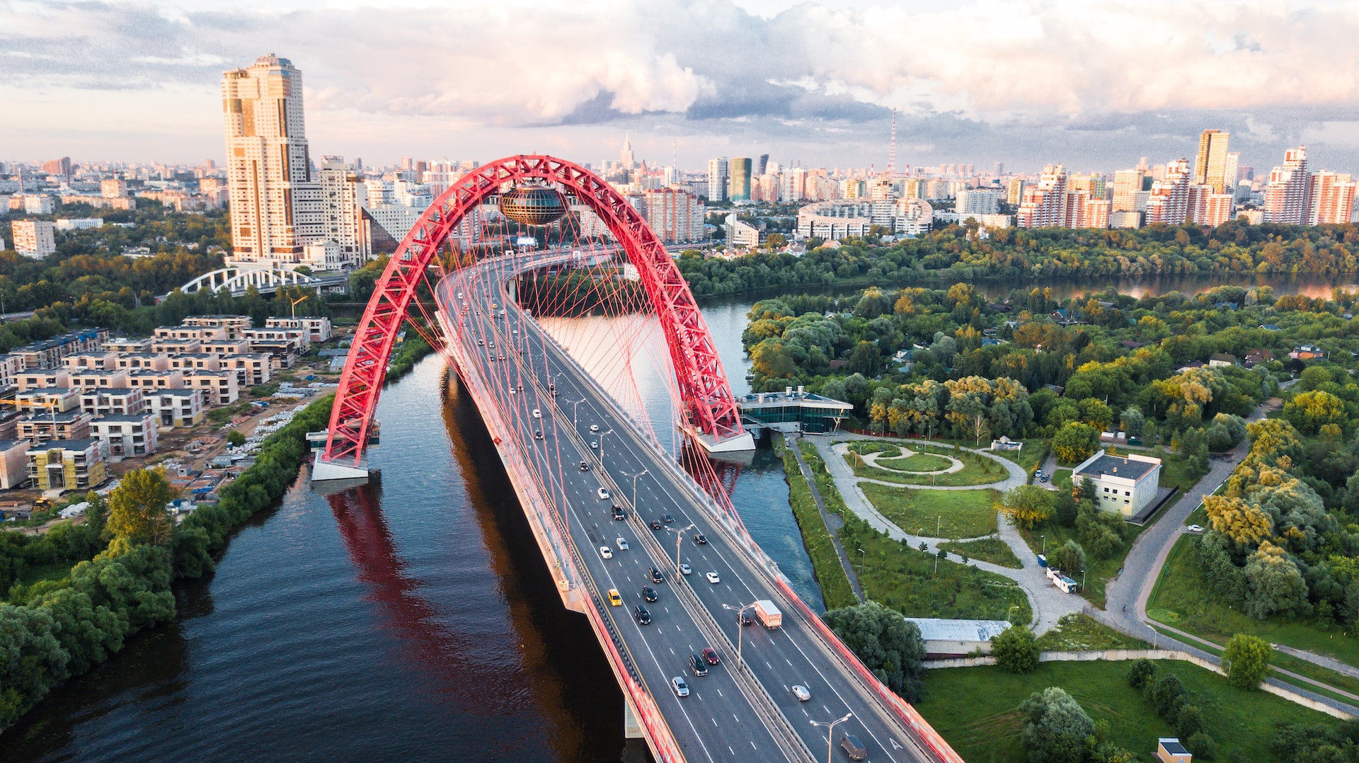 Zhivopisny Bridge in Moscow