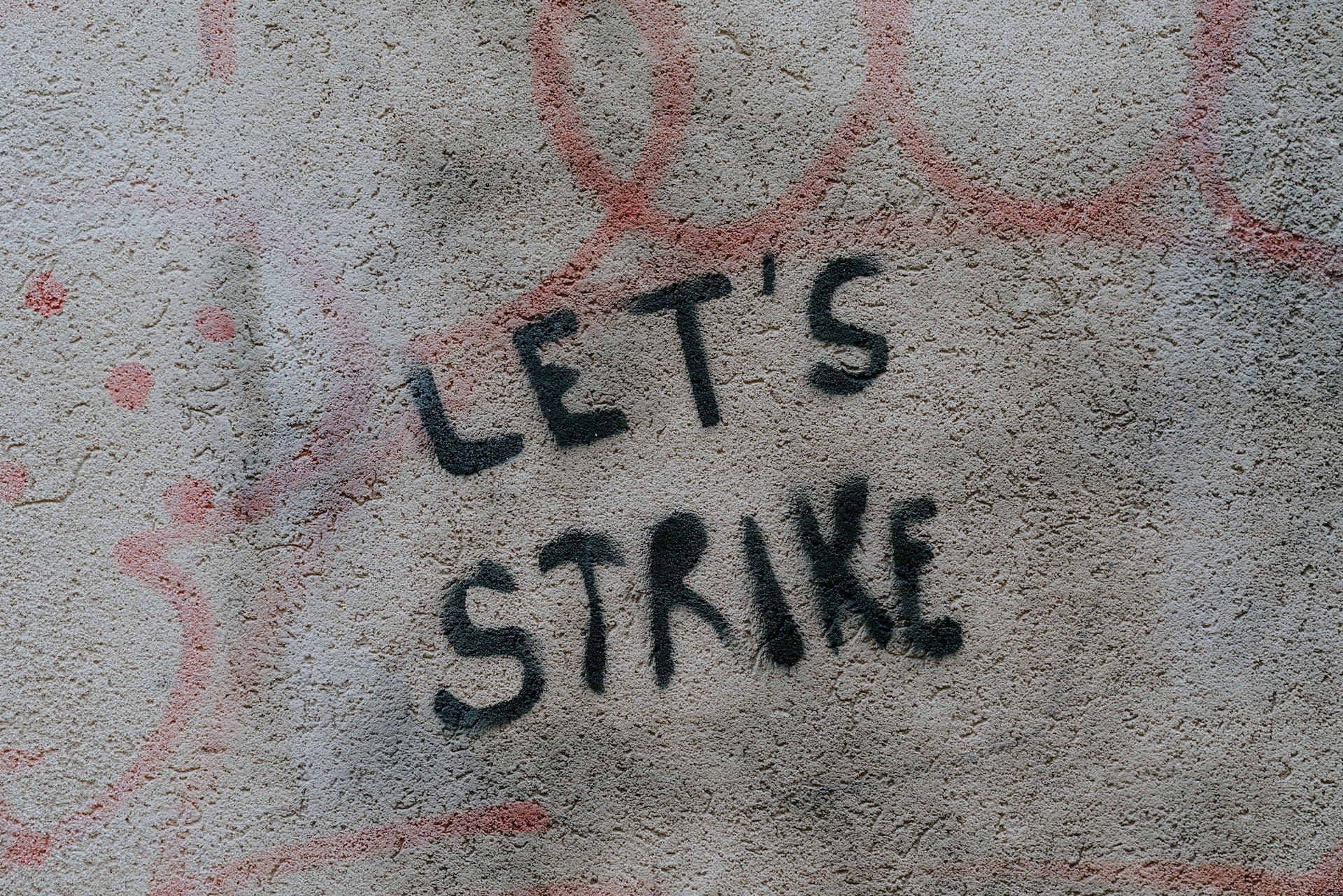 Graffiti saying 'let's strike'