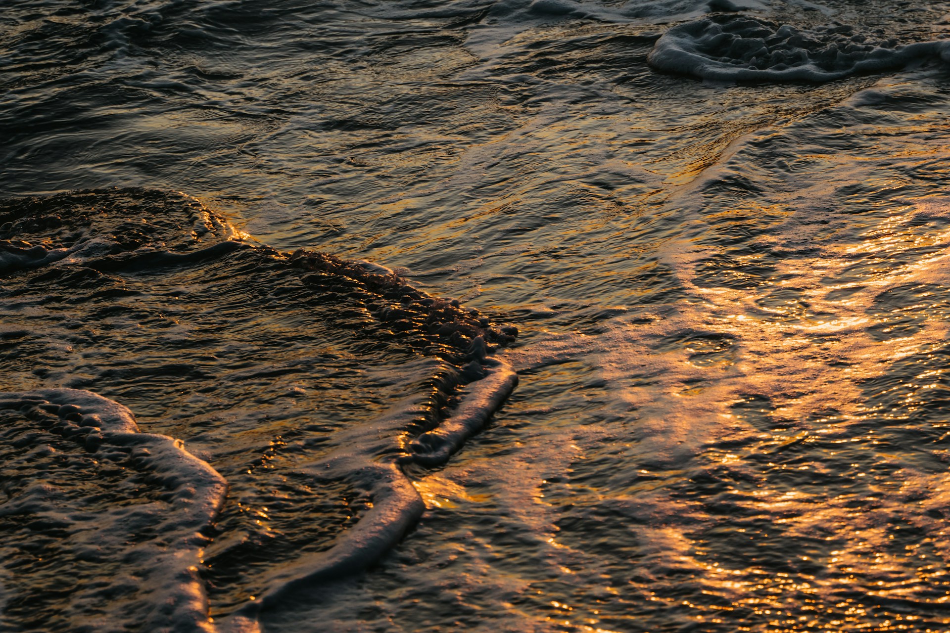 An oil slick in the ocean