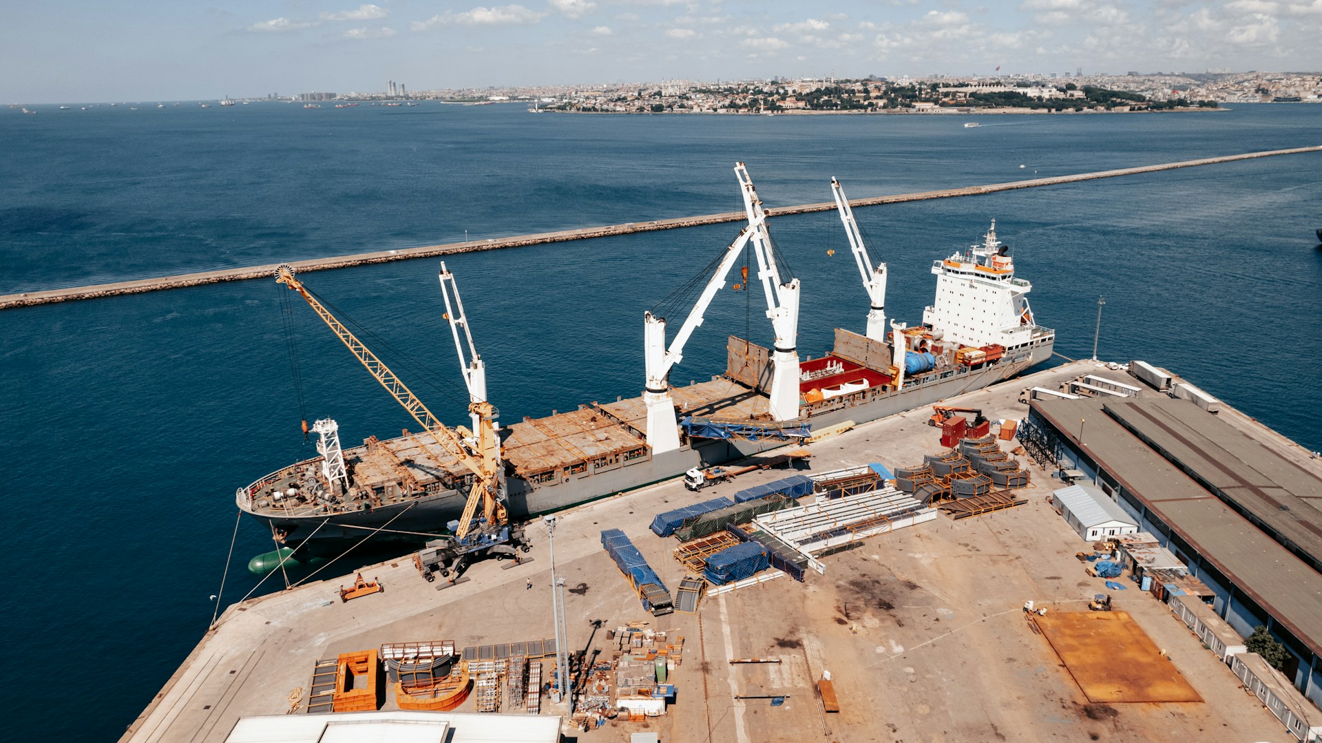 Piraeus Gets New Cranes in Perama Ship Repair Zone