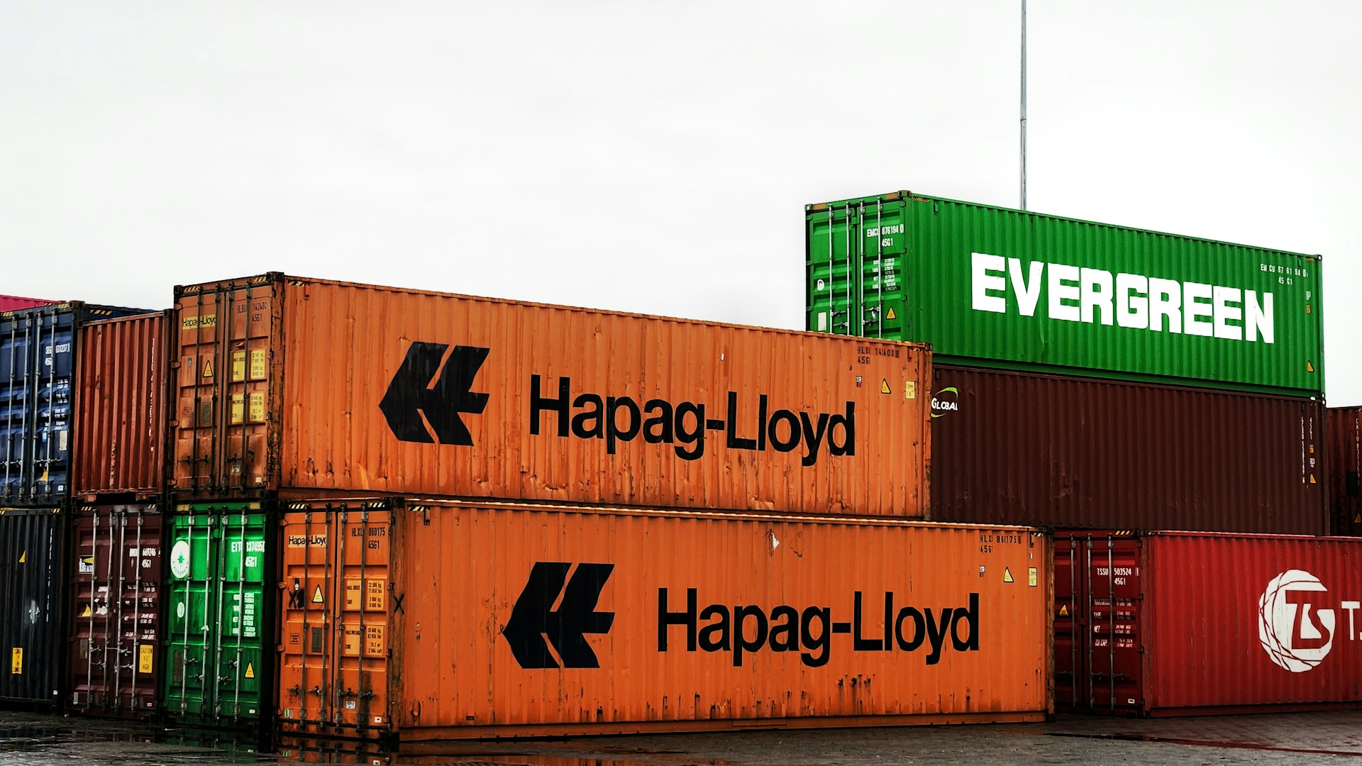 Hapag-Lloyd and Evergreen shipping containers