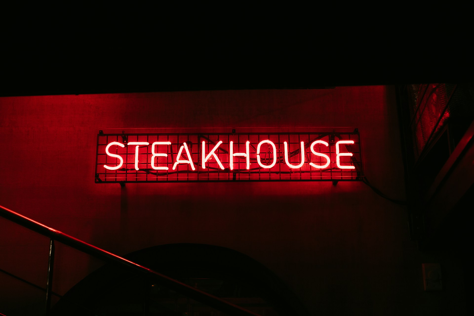 A neo sign saying 'Steakhouse'